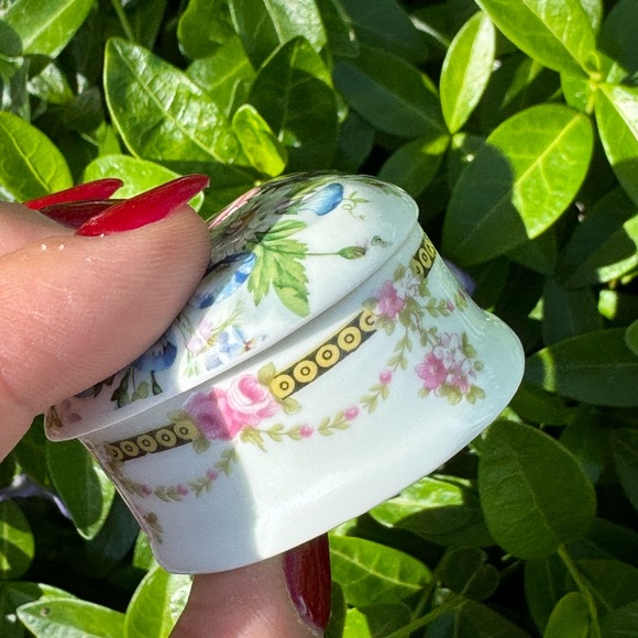 Small floral porcelain made in England heart shaped trinket box - Picture 9 of 15